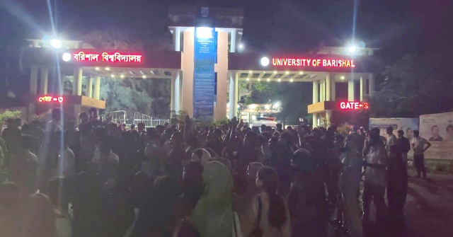 চার দফা দাবিতে ববি শিক্ষার্থীদের মহাসড়ক অবরোধ