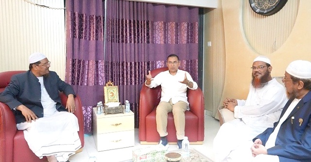 চরমোনাই পীরের বাসায় তারেক রহমান