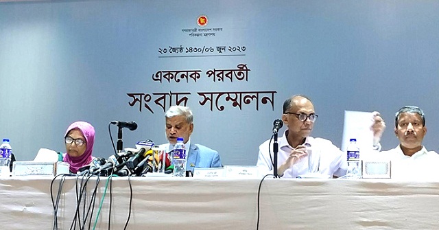 আমতলীতে সড়ক মেরামত কাজে নিম্নমানের সামগ্রী ব্যবহারের অভিযোগ