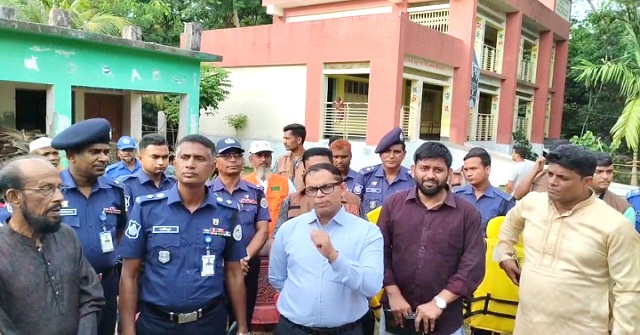মঠবাড়িয়ায় বেড়িবাঁধ এলাকা পরিদর্শন করলেন জেলা প্রশাসক  