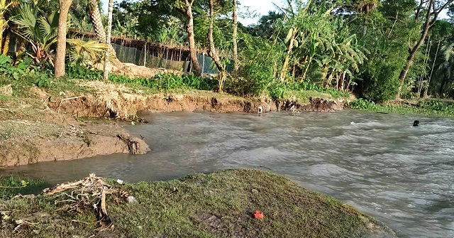 ঝুঁকিতে বন্যা নিয়ন্ত্রণ বাঁধ সংলগ্ন লক্ষাধিক মানুষ