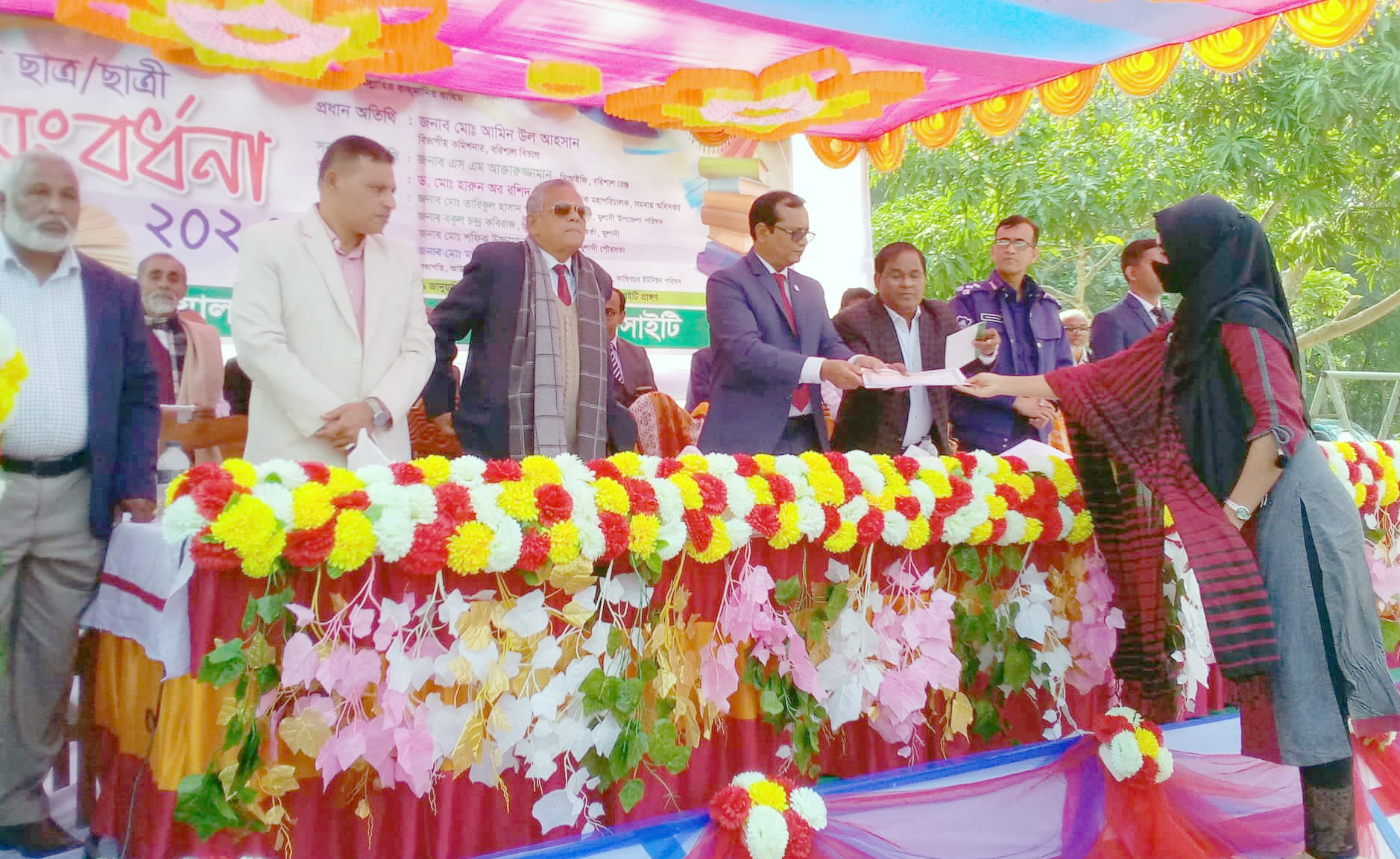  শিক্ষার্থীদের ভালো ফলাফলের সাথে দেশপ্রেমও থাকতে হবে: বিভাগীয় কমিশনার 