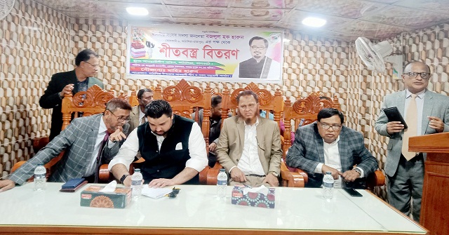কাঁঠালিয়ায় শিক্ষা প্রতিষ্ঠানে ক্রীড়া সামগ্রী ও শীতবস্ত্র বিতরণ