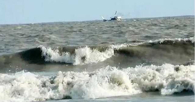 বঙ্গোপসাগরে মাছ শিকার করতে গিয়ে  ট্রলারডুবি, ৫ জেলে নিখোঁজ