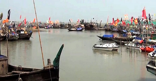 সাগরে নিষেধাজ্ঞা: ১৪ দিনেও চাল পাননি জেলেরা