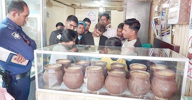 গৌরনদীতে তিন প্রতিষ্ঠানকে ১৭ হাজার টাকা জরিমানা