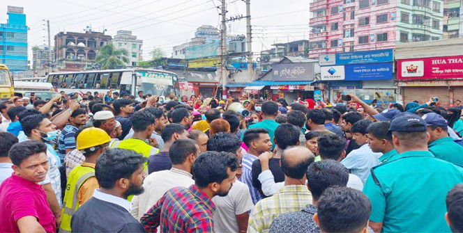 বেতনের দাবিতে ঢাকা-ময়মনসিংহ মহাসড়ক অবরোধ শ্রমিকদের
