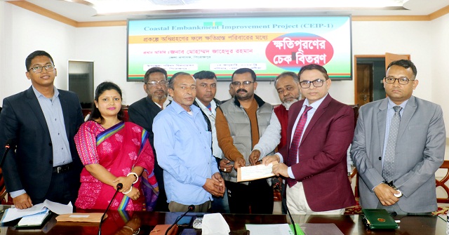 ভাণ্ডারিয়ায় উপকূলীয় বাঁধ প্রকল্পে ক্ষতিগ্রস্ত পরিবারের মাঝে চেক বিতরণ