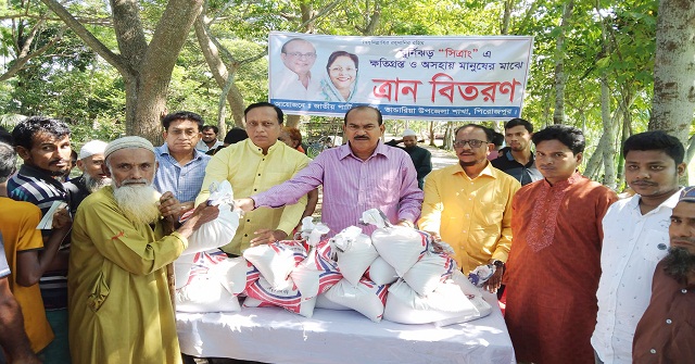 ভাণ্ডারিয়ার সিত্রাংয়ে ক্ষতিগ্রস্থ মানুষের মাঝে জেপির ত্রাণ বিতরণ