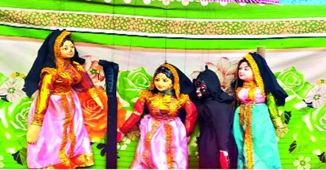 নিশ্চল পড়ে আছে পুতুলগুলো