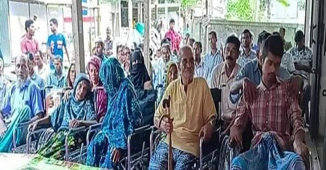 কাঠালিয়ায় প্রতিবন্ধীদের মাঝে হুইল চেয়ার বিতরণ