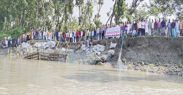 গলাচিপায় ভাঙ্গন কবলিত তিনটি গ্রাম রক্ষার জন্য মানববন্ধন