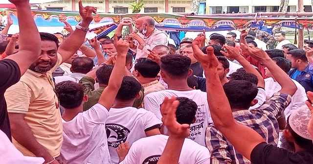 নোয়াখালীতে আ.লীগের সম্মেলন মঞ্চে হট্রগোল, ধাওয়া পাল্টা ধাওয়া