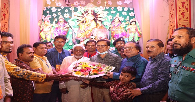 বরিশালে বিভিন্ন পূজা মণ্ডপ পরিদর্শন করেন বিএমপি কমিশনার 