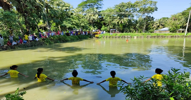 কলাপাড়ায় সাঁতার প্রতিযোগিতা অনুষ্ঠিত