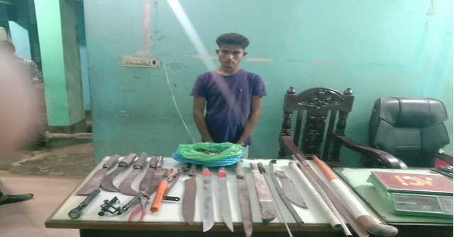 নোয়াখালীতে দেশীয় অস্ত্র-গাঁজাসহ তরুণ গ্রেফতার