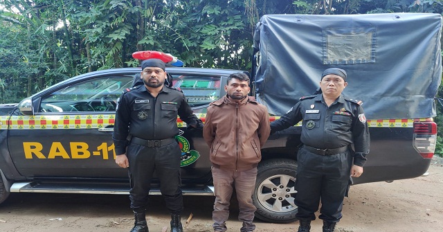 নোয়াখালীতে গাঁজা ও বিদেশী মদসহ যুবক গ্রেফতার