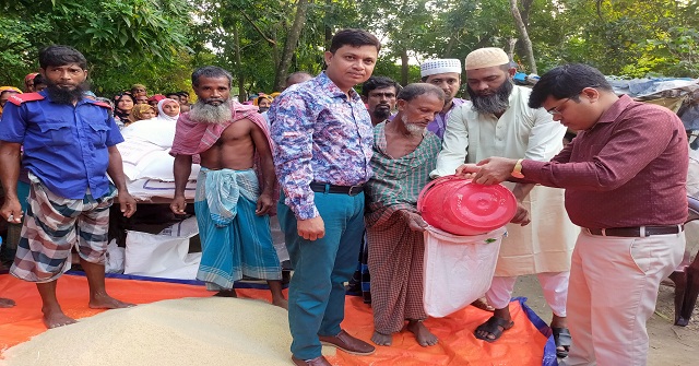 মনপুরায় ক্ষতিগ্রস্থ ১২ শত পরিবারকে ত্রাণ দিলো ইউএনও