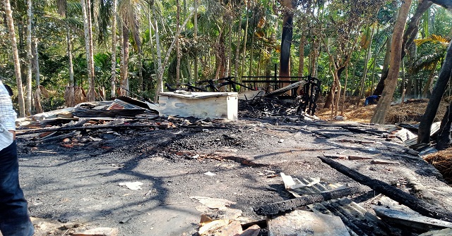কাঁঠালিয়ায় অগ্নিকাণ্ডে বসতঘর পুড়ে ছাই
