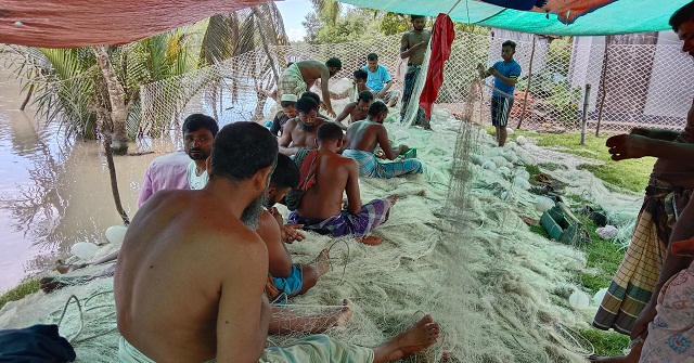 ইলিশ ধরার অপেক্ষায় জেলেরা