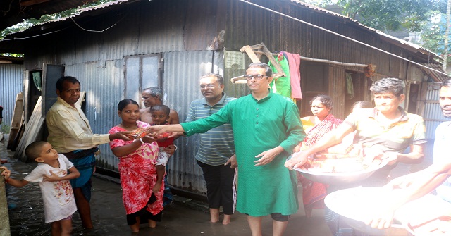 বরিশালে পানিবন্দি মানুষের মাঝে খাবার বিতরণ 
