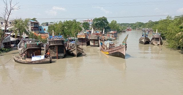 নিষেধাজ্ঞা শেষ মধ্যরাতে, জেলেদের সমুদ্রে যাওয়া অনিশ্চিত