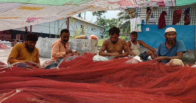অপেক্ষার পালা শেষে সাগরে নামতে প্রস্তুত জেলেরা
