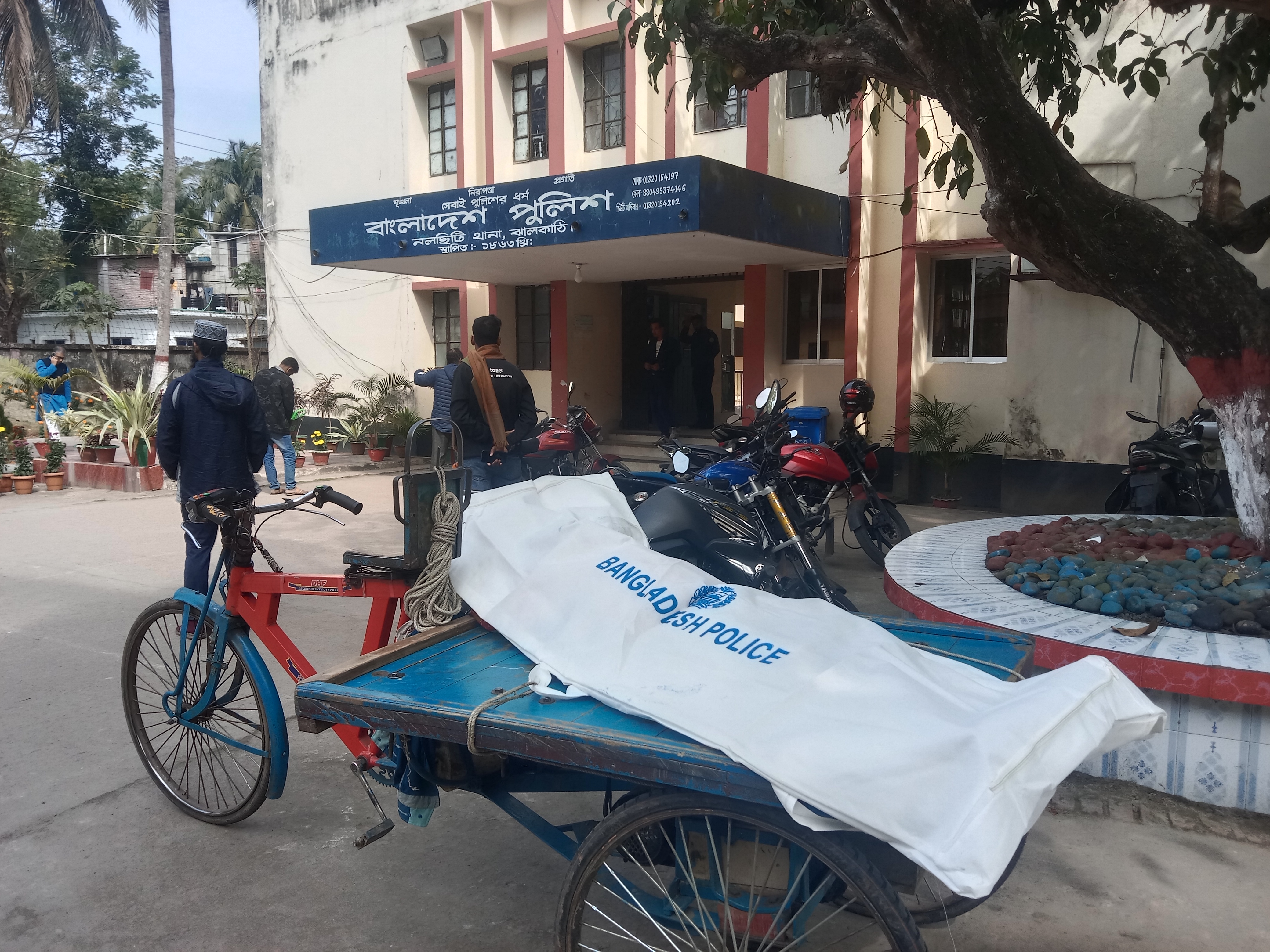 রান্না ঘরের আড়ার সাথে ঝুলছিল কিশোরের মরদেহ