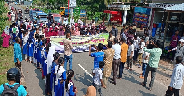 কাঁঠালিয়ায় স্কুলছাত্রীকে অপহরণচেষ্টা, দোষীদের গ্রেপ্তারের দাবিতে মানববন্ধন