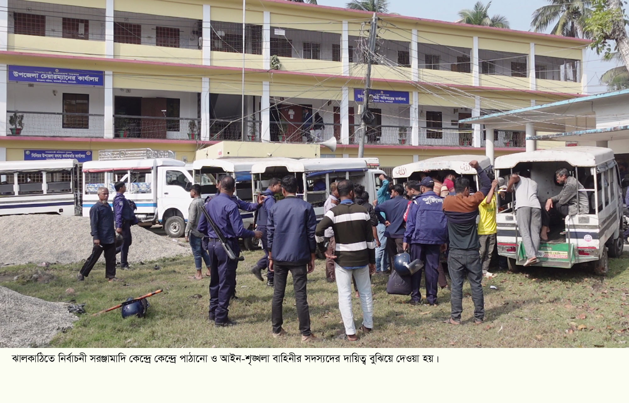 ঝালকাঠিতে দরিদ্রদের সহায়তা দিলেন পৌর মেয়র