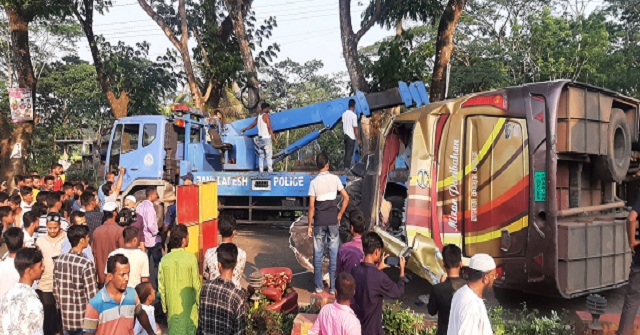 ঝালকাঠিতে সড়ক দুর্ঘটনায় আহত ২০, চালকের সহকারীর পা বিচ্ছিন্ন