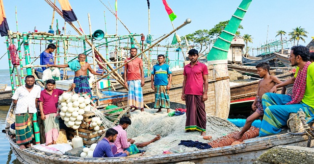 নদীতে মাছ ধরায় নিষেধাজ্ঞায় পরিবার নিয়ে কষ্টে দিন কাটছে জেলেদের