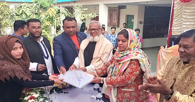 লালমোহনে কৃতি শিক্ষার্থীদের সংবর্ধনা 