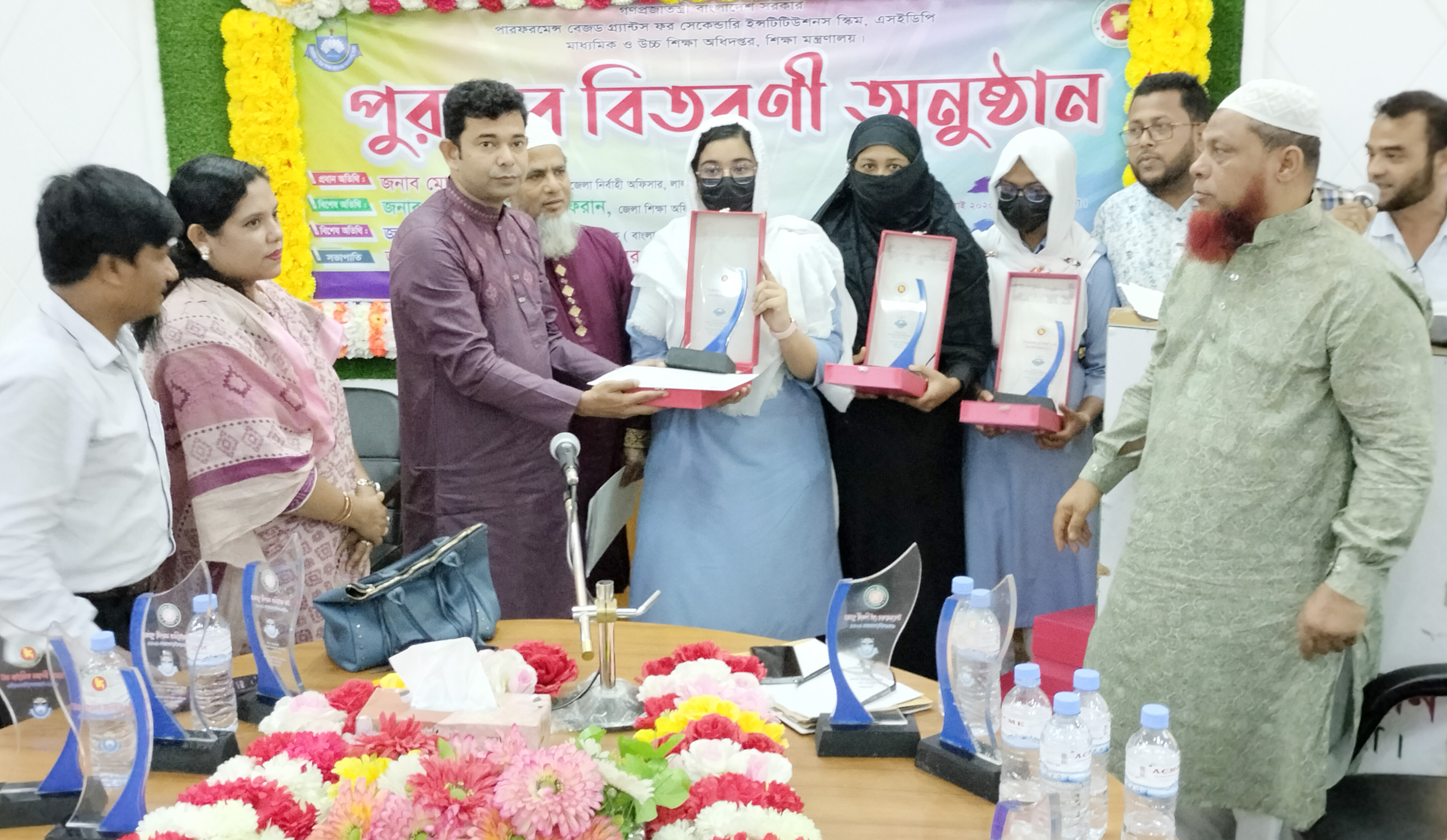 লালমোহনে বৃত্তিপ্রাপ্ত কৃতি শিক্ষার্থীদের ক্রেস্ট ও সনদ প্রদান