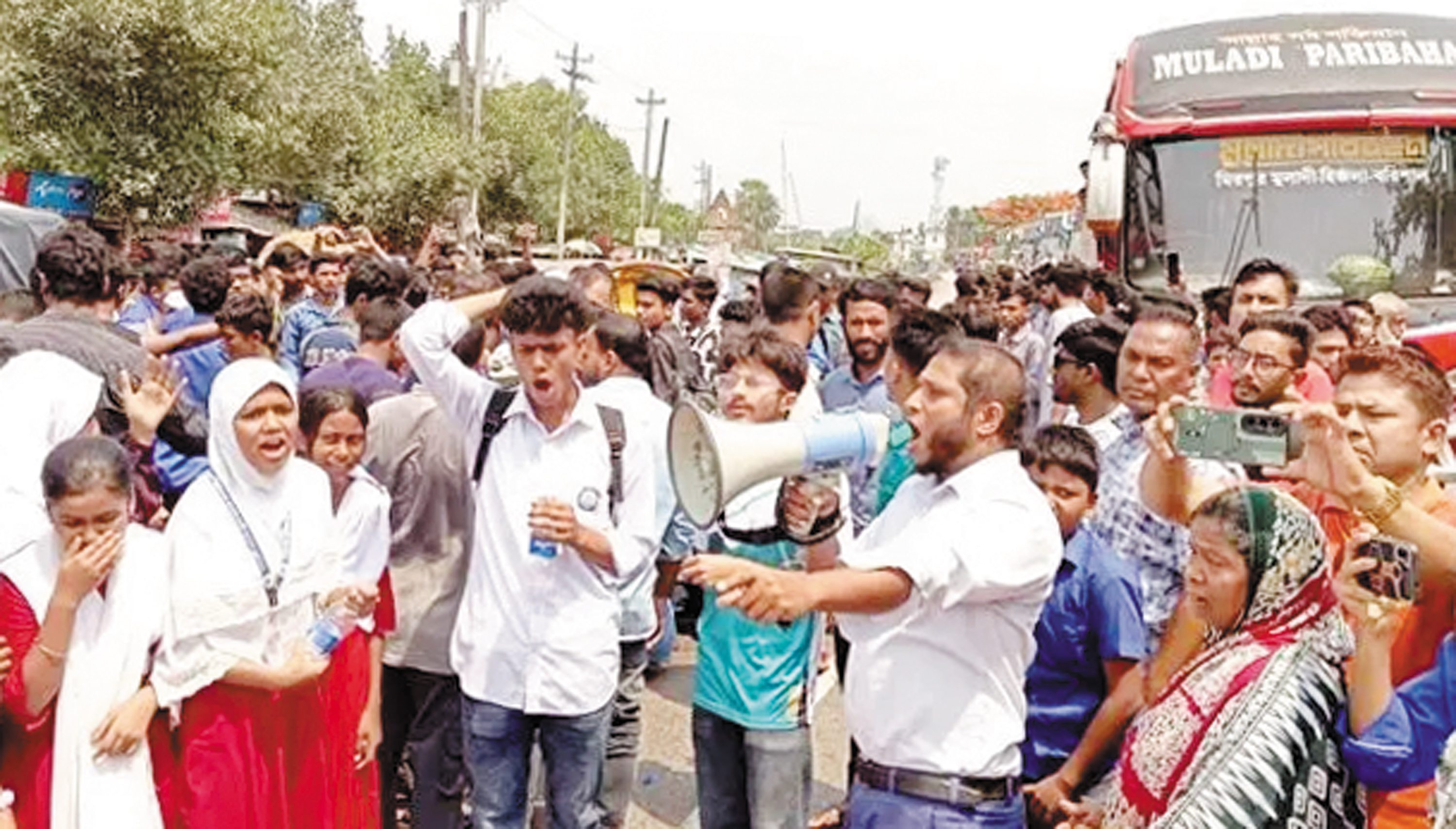 নিরাপদ সড়কের দাবিতে গৌরনদীতে মহাসড়ক অবরোধ, বিক্ষোভ