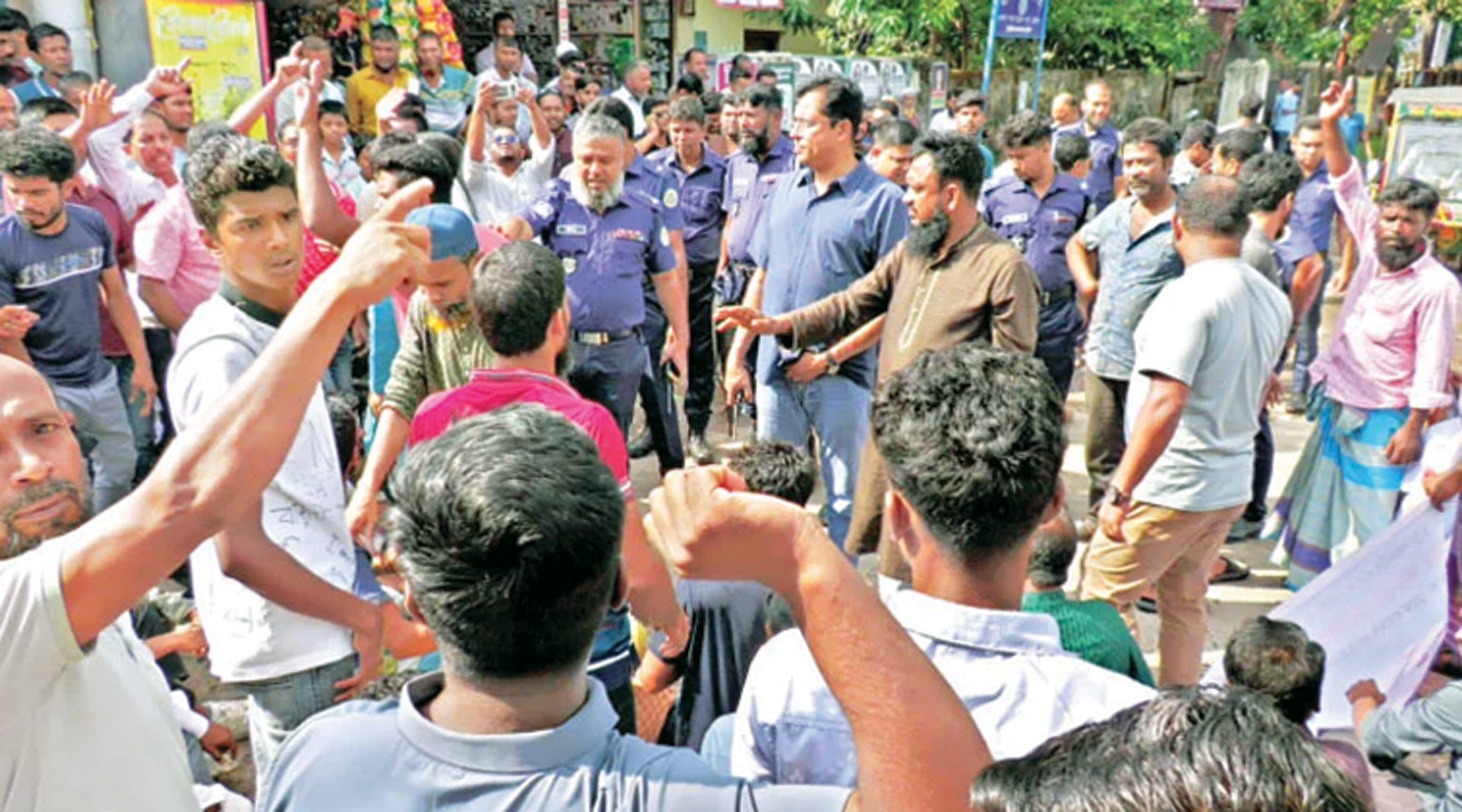 ভোলায় অস্ত্রসহ আটক ব্যক্তির মুক্তি চেয়ে থানা ঘেরাওয়ের চেষ্টা, অতঃপর