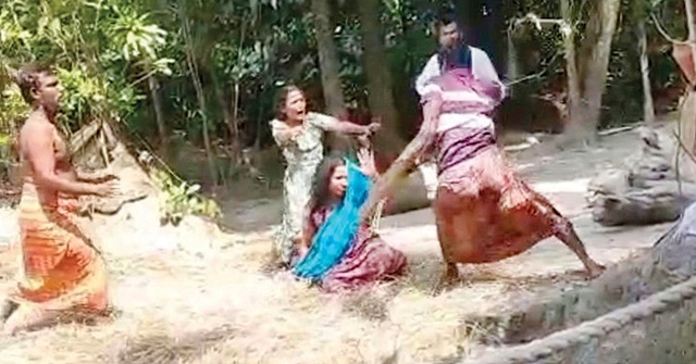 পিরোজপুরে তালাকপ্রাপ্ত নারীকে প্রকাশ্যে নির্যাতন, ভিডিও ভাইরাল