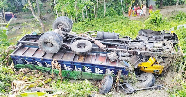 গৌরনদীতে ব্রিজের রেলিং ভেঙে ট্রাক খাদে, চালক-হেলপার আহত