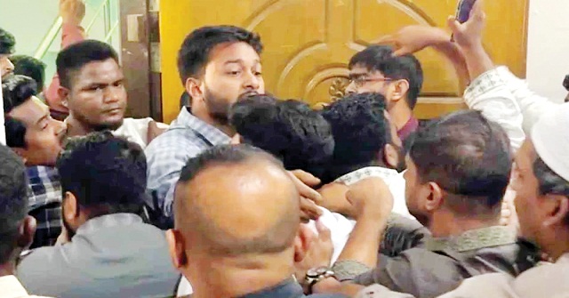 কার্যালয় উদ্বোধনকালে এনসিপির মধ্যে রক্তক্ষয়ী সংঘাত, আহত ২০