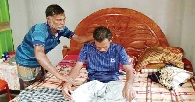 চুরির অভিযোগ দিয়ে যুবককে ডিবি পুলিশের নির্মম নির্যাতন