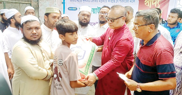 ঝালকাঠিতে অগ্নিকাণ্ডে ক্ষতিগ্রস্ত ১৭ পরিবারের পাশে জিয়াউদ্দিন হায়দার