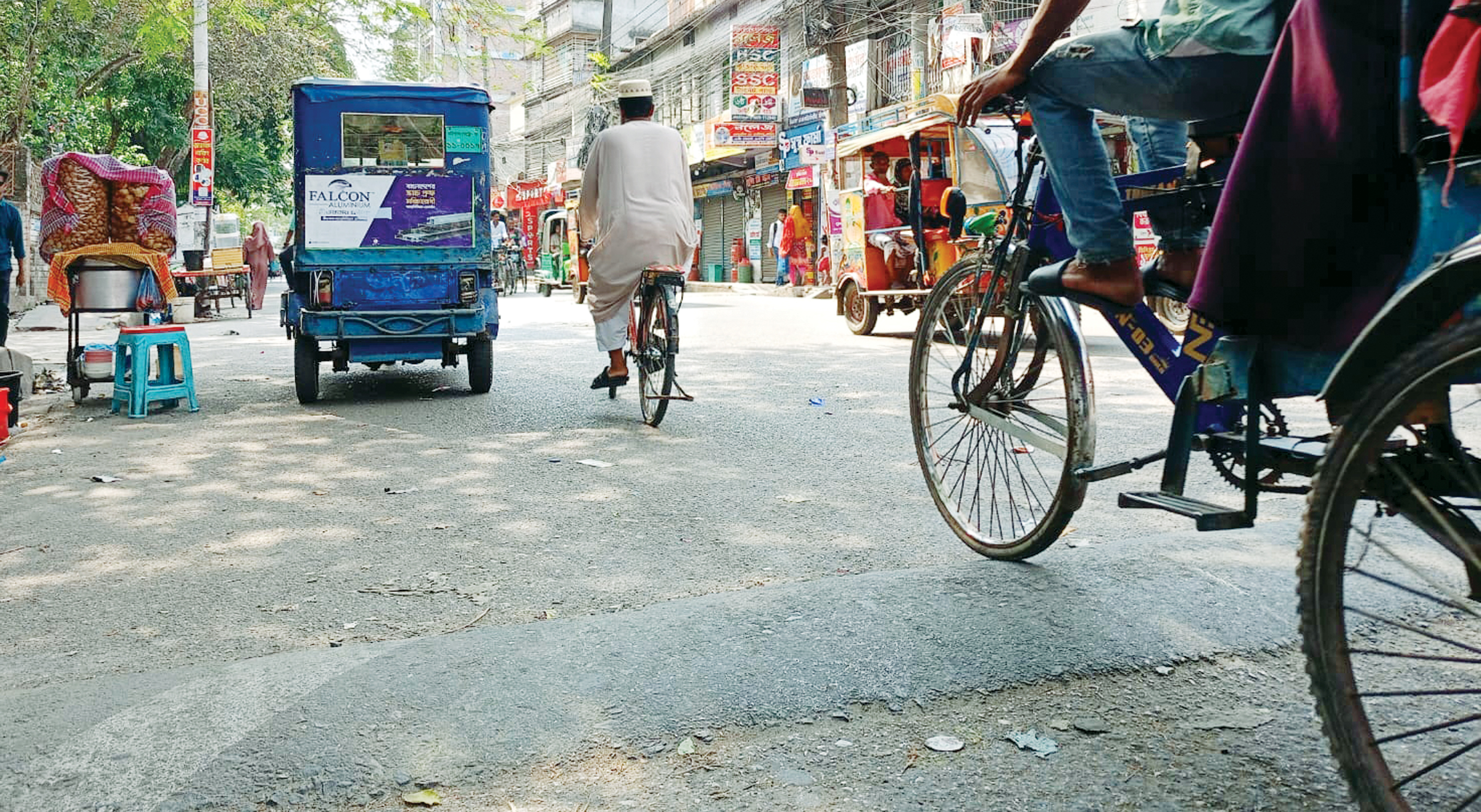 বরিশাল নগরীতে যত্রতত্র স্পিড ব্রেকারে বাড়ছে ভোগান্তি