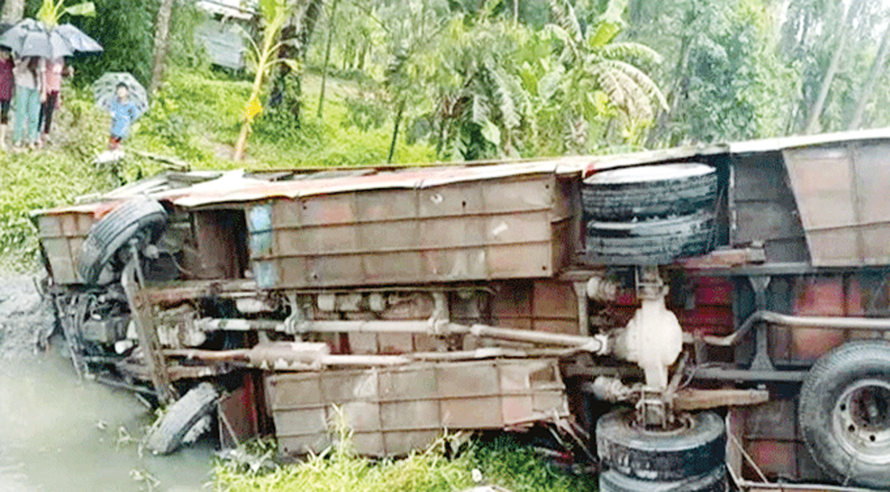 ভোলায় নিয়ন্ত্রণ হারিয়ে বাস খাদে পড়ে ১২ যাত্রী আহত