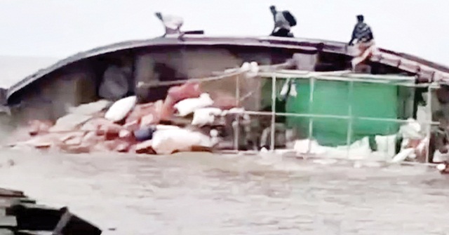 ভোলায় যাত্রীসহ পণ্য বোঝাই ট্রলার ডুবি