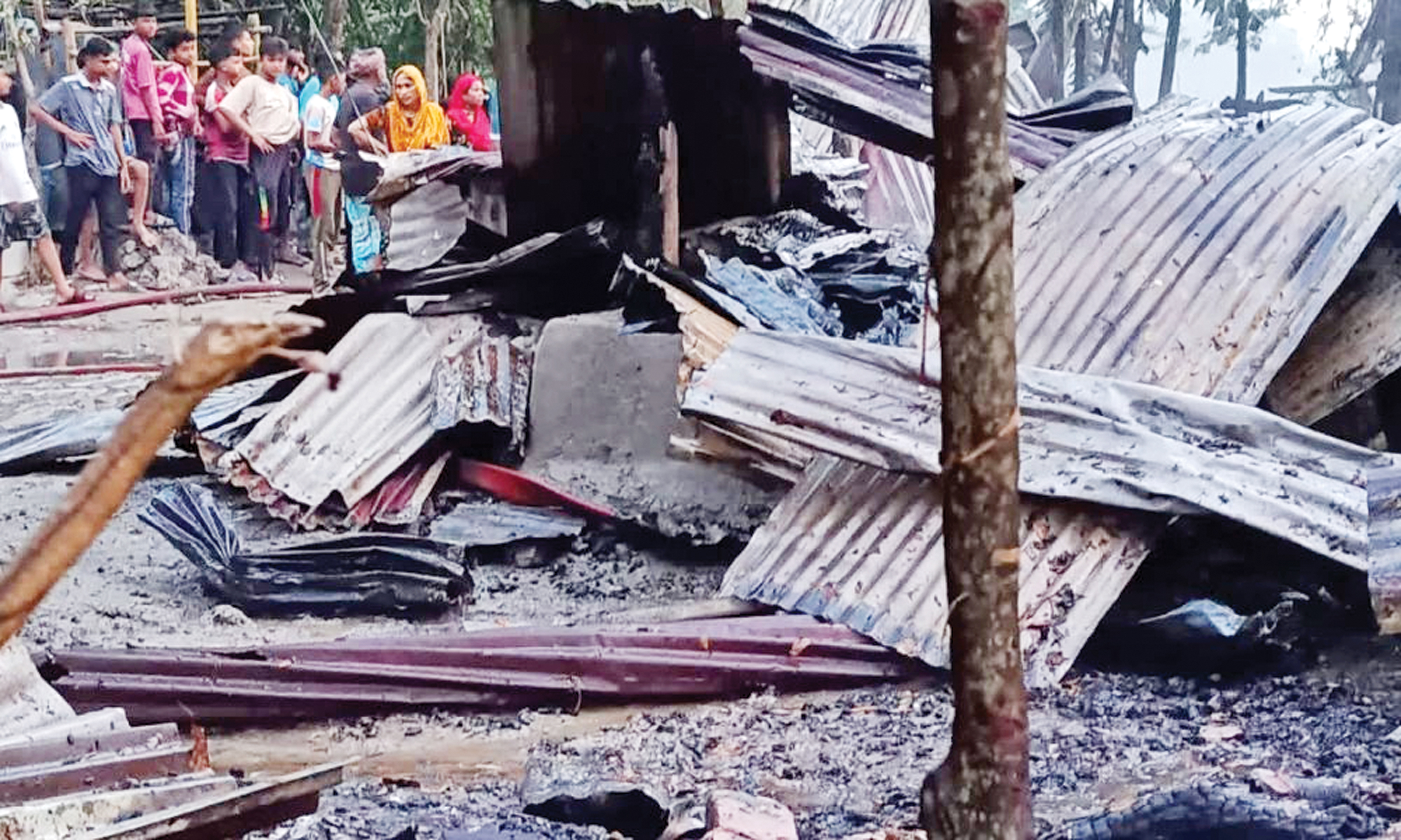 বরিশালে চোখের সামনে আগুন তিনটি বসতঘর, মুহূর্তেই ধ্বংস হল আশ্রয়স্থল