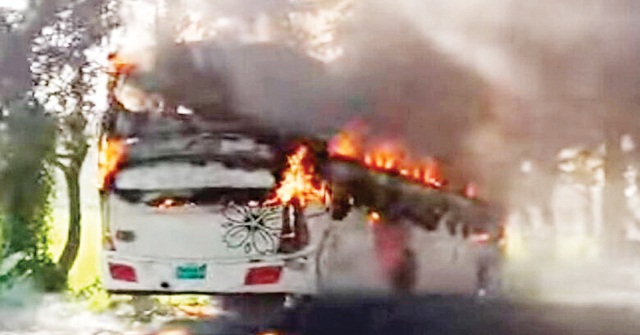 ঢাকা-বরিশাল মহাসড়কে চলন্ত বাসে আগুন