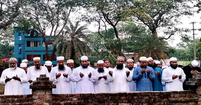 ইমামদের সাথে নিয়ে স্বজনদের কবর জিয়ারত করলেন ‍আ.লীগের মনোনয়ন প্রত্যাশী মিজানুর রহমান