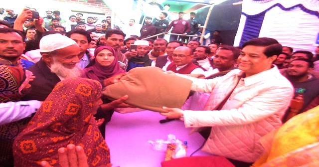 মনপুরায় শীতার্থদের মাঝে কম্বল বিতরণ 