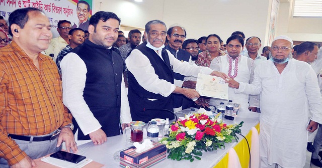 আগৈলঝাড়ায় মুক্তিযোদ্ধাদের মাঝে ডিজিটাল সনদ ও স্মার্ট আইডি কার্ড বিতরণ 