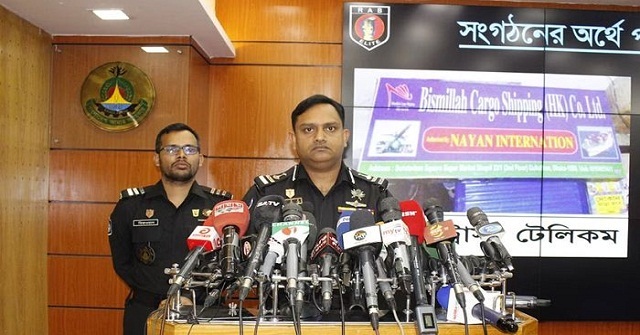 উপকূল থেকে অস্ত্র-গোলাবারুদসহ পাঁচ জলদস্যু আটক